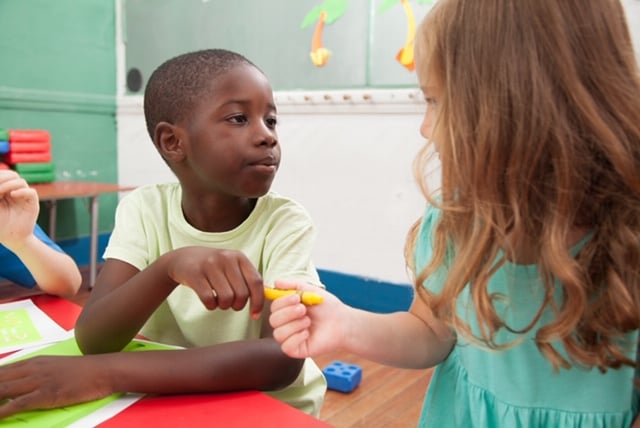 kids-sharing-one-pencil_BiejjJjR8g