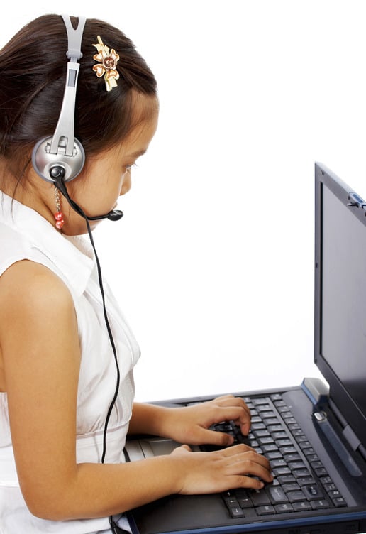 Child talking on the internet GkpsRNvd (1)